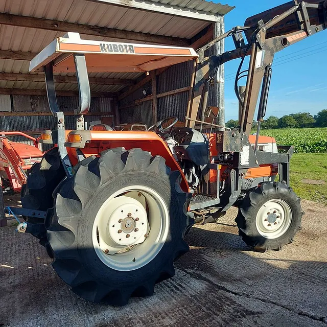 KUBOTA GL32 COMPACT TRACTOR