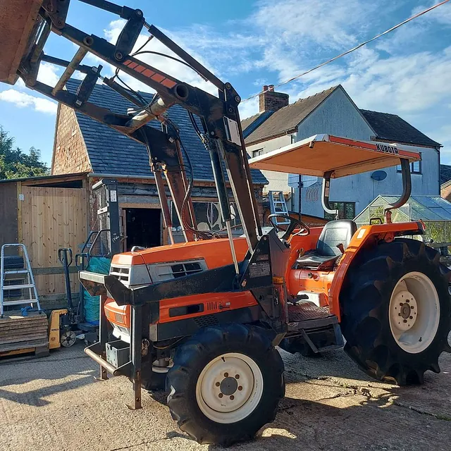 KUBOTA GL32 COMPACT TRACTOR